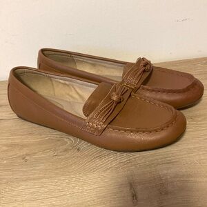 Lands End Brown Leather Loafers for Women
Size women B
Never worn